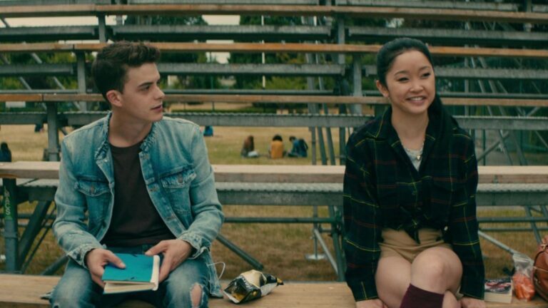 Lara Jean en Josh op een bankje