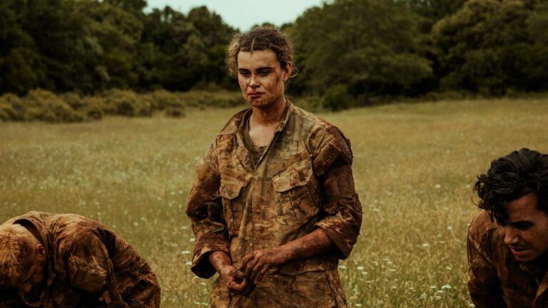 Rachel in een aflevering van Special Forces VIPS staat te huilen.