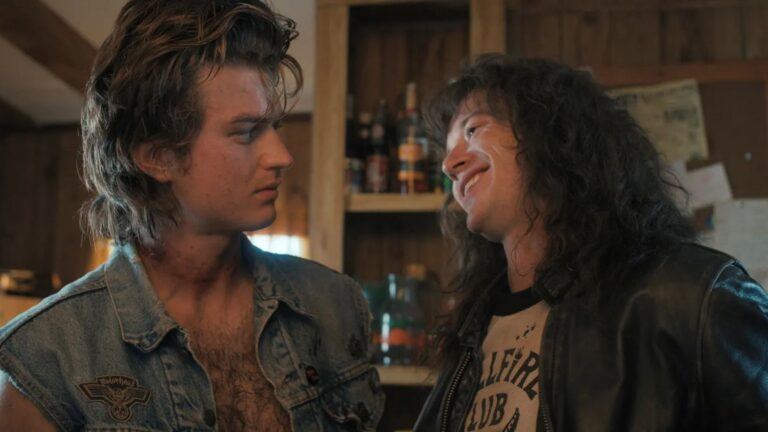 Eddie en Steve kijken naar elkaar in Stranger Things.
