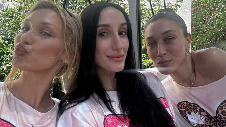 Bella Hadid poseert samen met halfzus Alana en een vriendin voor een selfie.