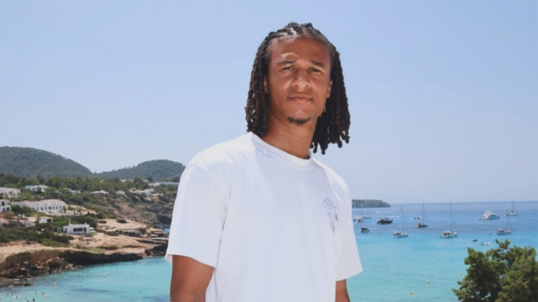 Voetballer Nathan Aké op vakantie.