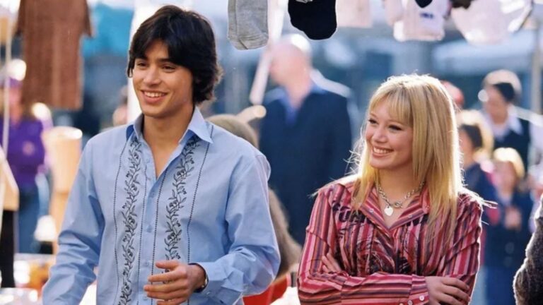 Jongen en meisje kijken glimlachend. Sc&egrave;ne uit de The Lizzie Mcguire Movie