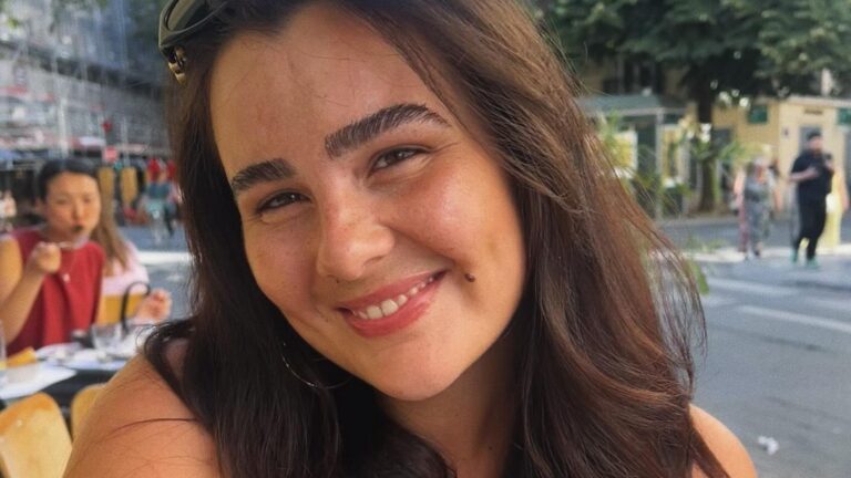 Julia Heetman poseert voor een foto.
