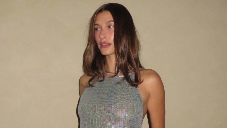 Hailey Bieber poseert voor een foto.