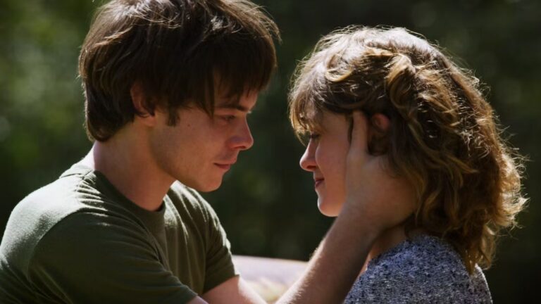 Nancy Wheeler en Jonathan Byers kijken elkaar verliefd aan.
