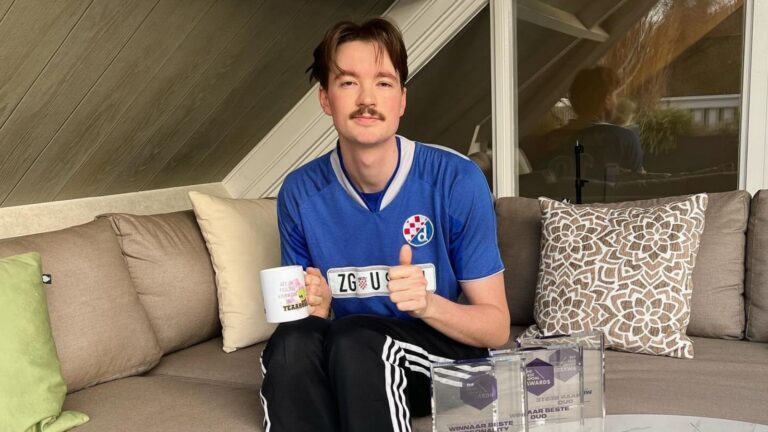 Bram Krikke poseert voor een foto.