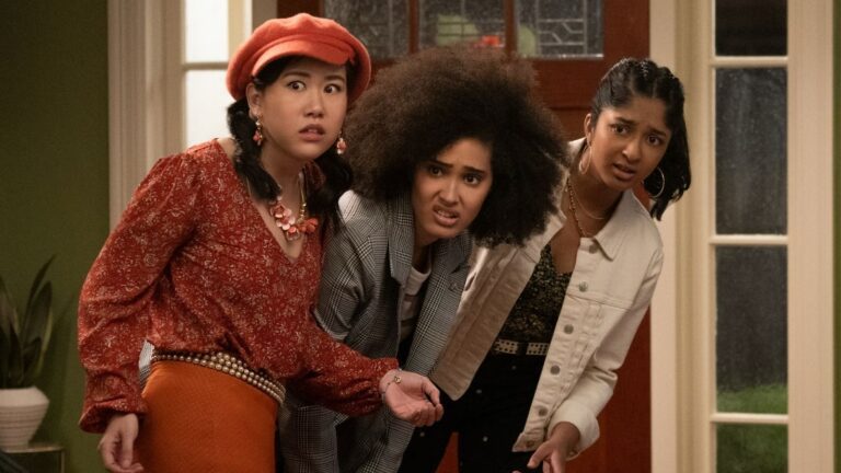 Devi, Fabiola en Eleanor uit Never Have I Ever kijken alle drie geschokt.