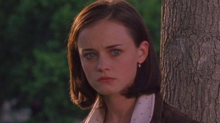 Rory uit Gilmore Girls kijkt verdrietig.