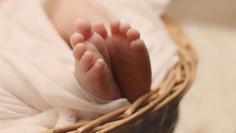 Babyvoetjes in een mandje.