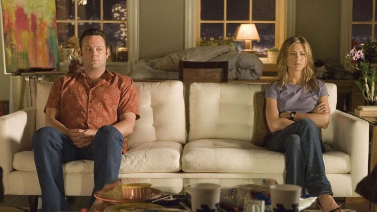 Sc&egrave;ne uit The Break-Up. Jennifer Aniston en Vince Vaughn kijken boos voor zich uit. Ze zitten ver uit elkaar op de bank.