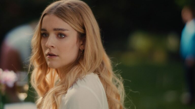 Foto van actrice Pommelien Thijs als Louise in de serie Knokke Off.