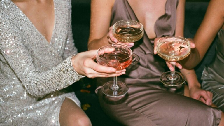 Vrouwen proosten met glazen champagne.