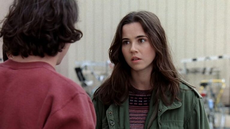 Sc&egrave;ne uit Freaks and Geeks. Meisje kijkt verdrieting naar jongen.