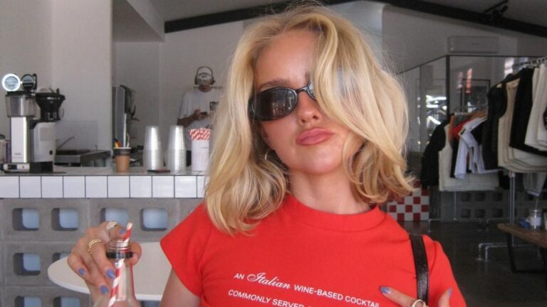Meisje met blond kort haar in een café.