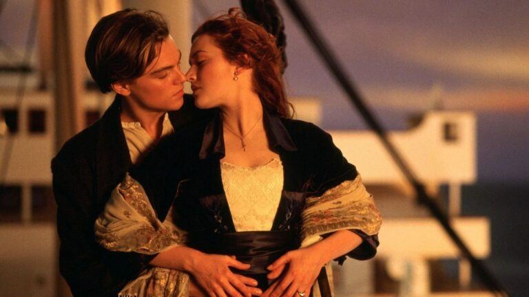 Jack en Rose in elkaars armen op de Titanic.