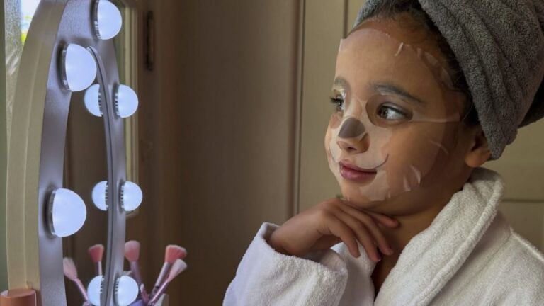 Het dochtertje van Shay Mitchell met een gezichtsmaskertje op.