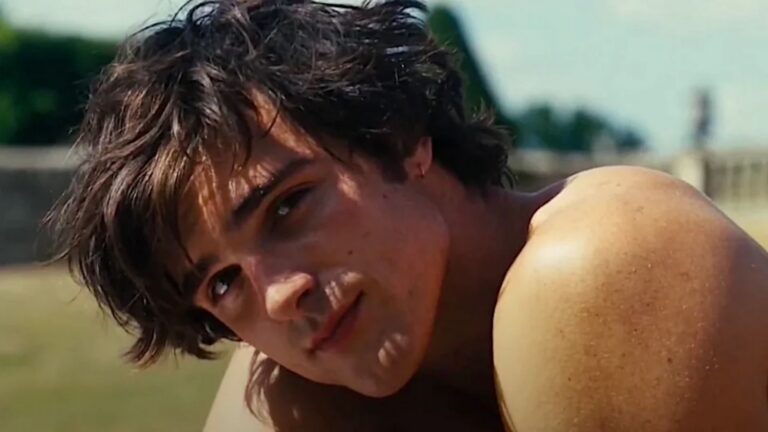 Foto van Jacol Elordi in de film: Saltburn. Hij kijkt zwoel over zijn schouder.