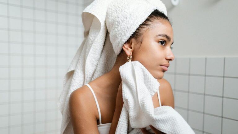 Een vrouw komt net uit de douche.