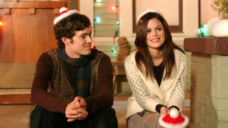 Seth en Summer zitten samen met kerstmutsjes op.