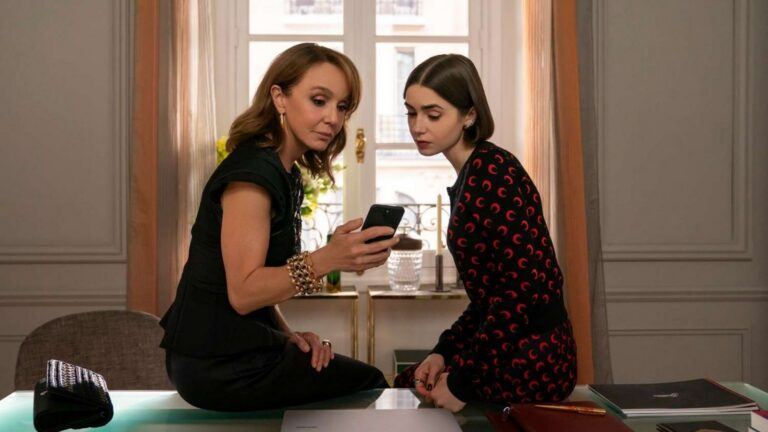 Emily uit Emily in Paris swiped met Sylvie op haar telefoon.