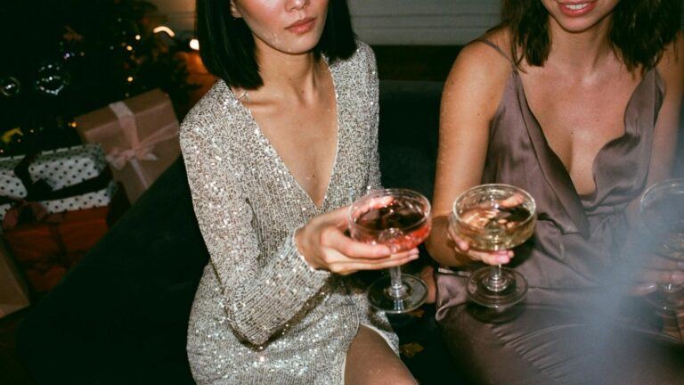 Twee vrouwen proosten met champagne.