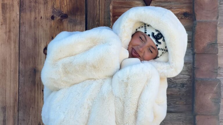 Een meisje in een dikke witte fur jacket.