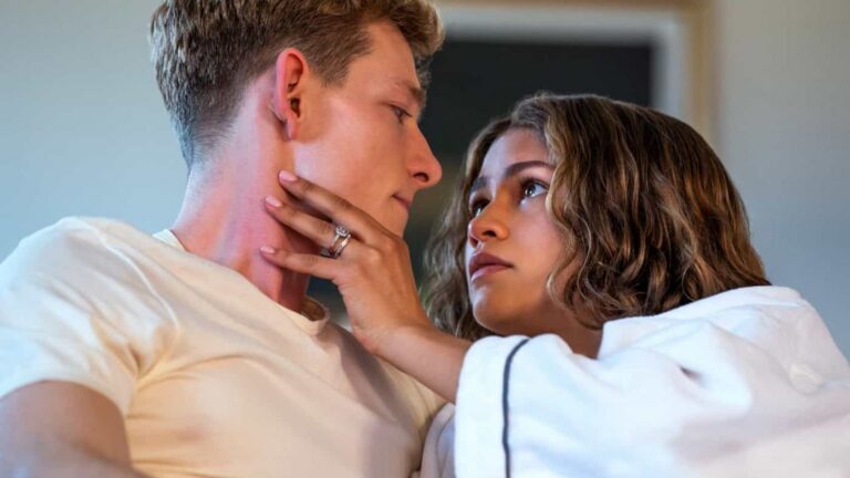 Filmstill uit de film: Challengers. Zendaya grijpt naar de wang van tegenspeler Mike Faist. Ze kijkt hem indringend aan.