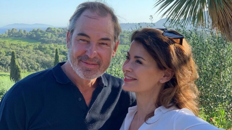 Erik de Vogel en Caroline de Bruin, die Ludo Sanders en Janine Elschot in GTST spelen, poseren samen voor een foto.