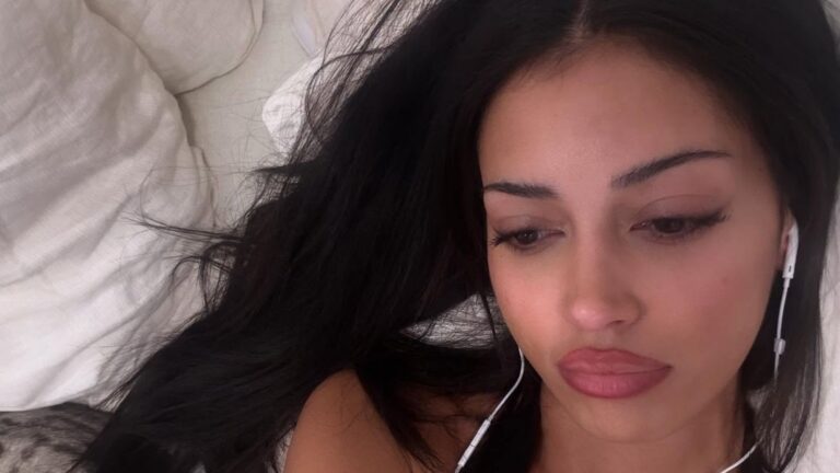 Cindy Kimberly luistert naar muziek in bed.