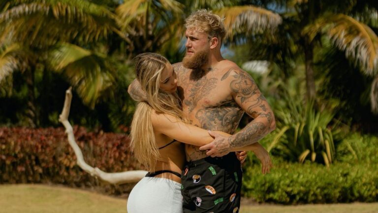 Jutta Leerdam en Jake Paul knuffelen op vakantie.