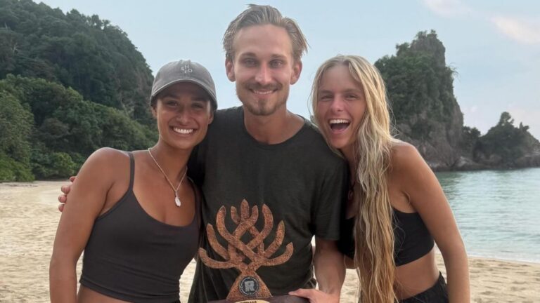 Amijé, Camiel en Lies uit Expeditie Robinson met de troffee.