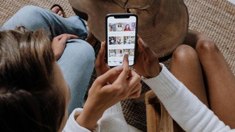 Iemand scrollt op haar telefoon.
