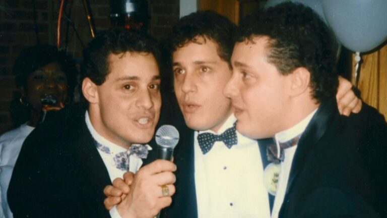 De hoofdpersonages uit Three Identical Strangers.
