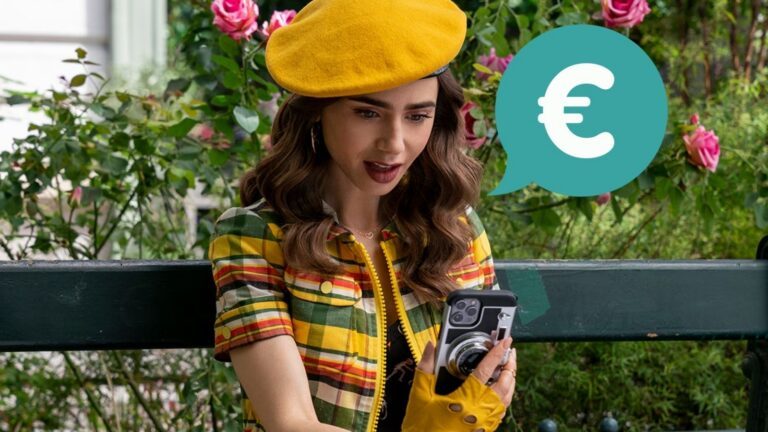 Emily uit Emily in Paris kijkt naar haar telefoon met het logo van Tikkie op de achtergrond.
