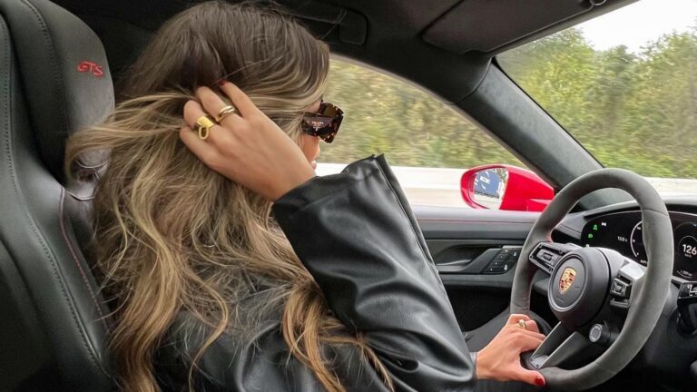 Meisje rijdt in een Porsche.