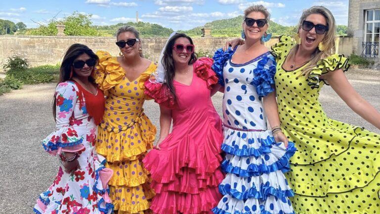 Kimberly, Florine, Leslie, Pauline en Bo uit Echte Gooische Moeders in Spaanse jurken.