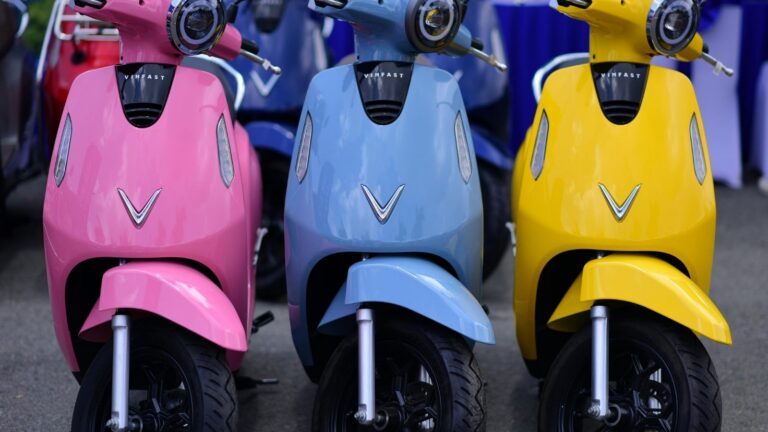 Drie scooters naast elkaar.
