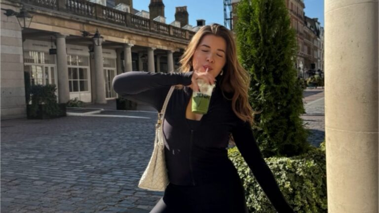 Jade Anna drinkt matcha.
