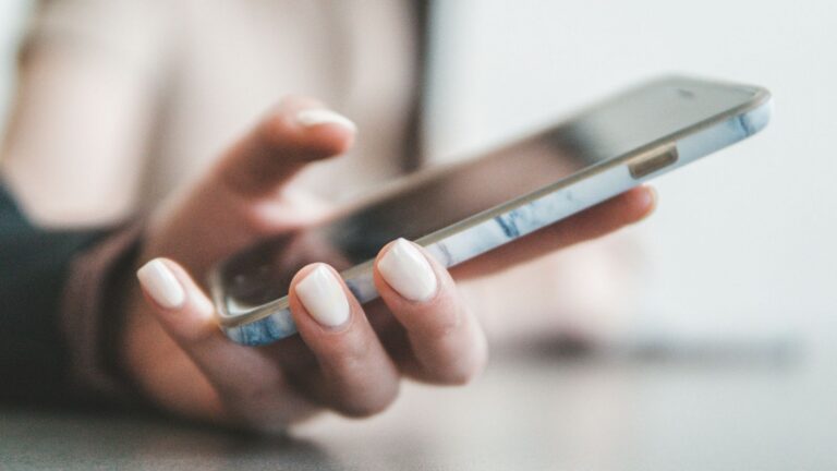 Telefoon in hand.
