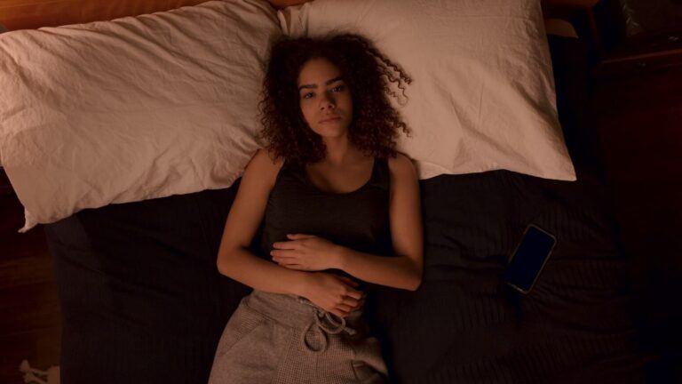 Ginny die op bed ligt.