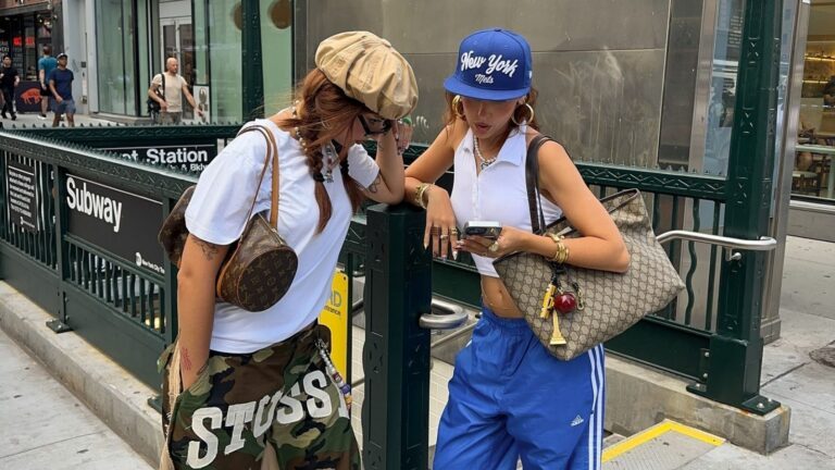 Twee meiden in een streetstyle-look.