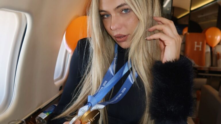 Jutta Leerdam met medailles om haar nek in een prive-jet.