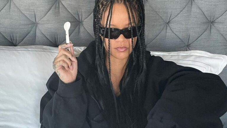 Rihanna op bed.