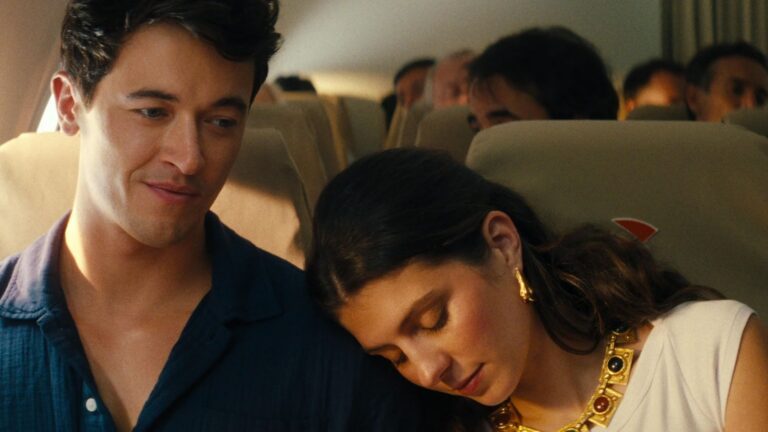 Alex en Poppy uit de film People We Meet on Vacation.