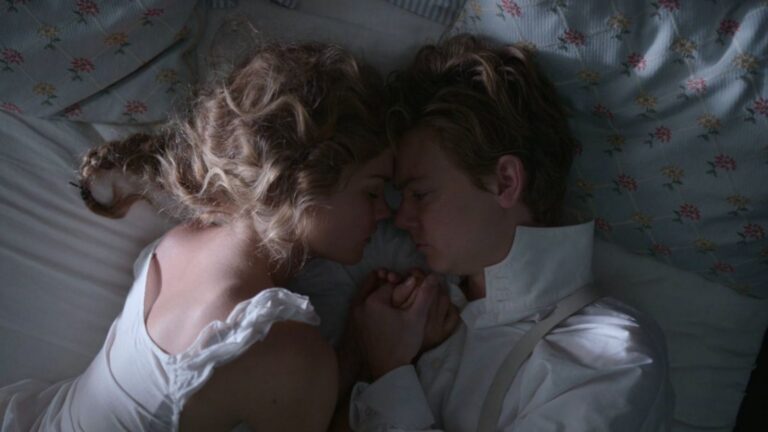 Scène uit de serie: The Artful Dodger. De twee hoofdrolspelers, Jack en Belle, liggen knuffelend op bed.