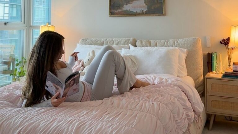 Meisje ligt op bed.