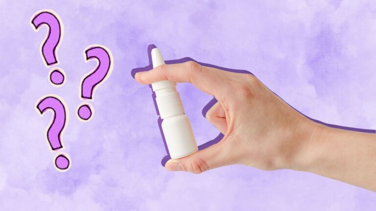 Een hand met een neusspray.
