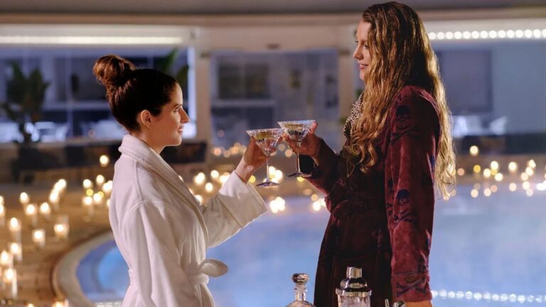 Twee vrouwen die proosten.
