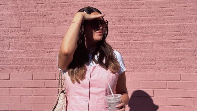 Meisje in roze outfit.