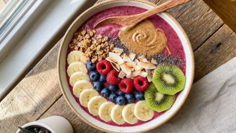 Proteïnebowl met verschillende vruchten.